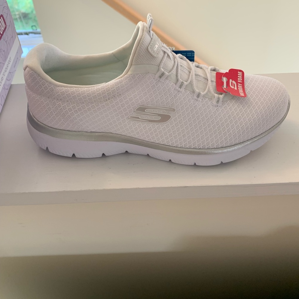 Skechers, gym shoes. - Picture 2 of 6